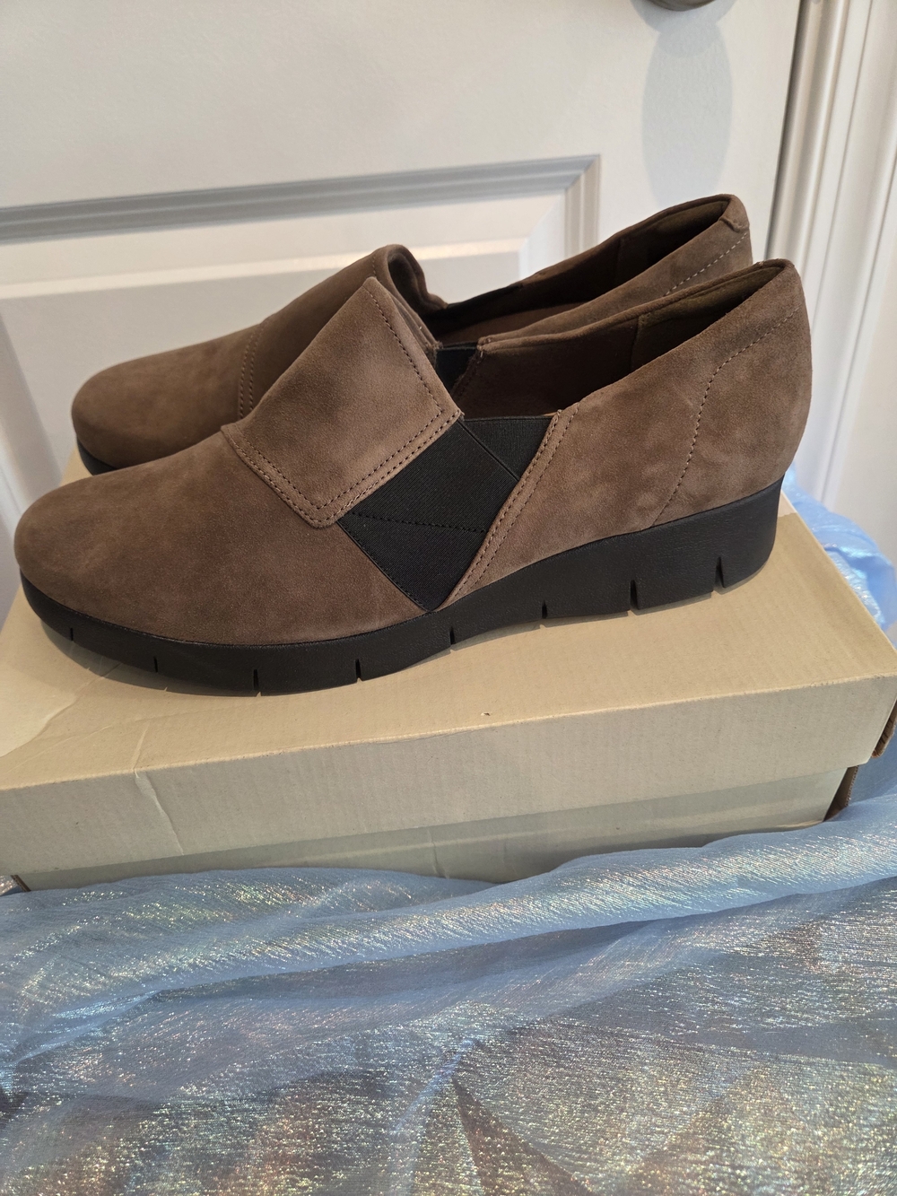 12W Clarks Brown Suede Slip-On Loafers - Picture 3 of 8